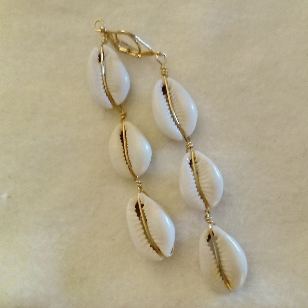 1 pair of Cowrie Shells Earrings